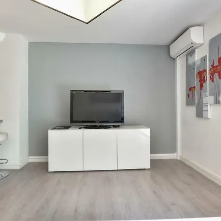 Apartment Modern Studio With Terrace And Swimming-pool In Mandelieu-la-napoule