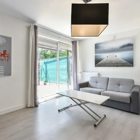 Modern Studio With Terrace And Swimming-pool In Mandelieu-la-napoule *