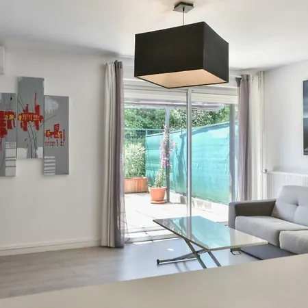Daire Modern Studio With Terrace And Swimming-pool In Mandelieu-la-napoule