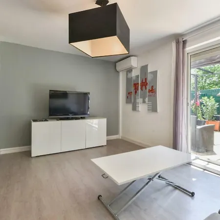Daire Modern Studio With Terrace And Swimming-pool In Mandelieu-la-napoule
